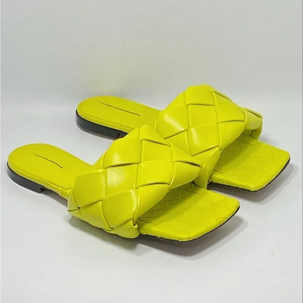 Bottega Veneta Lido Flat Leather Sandals